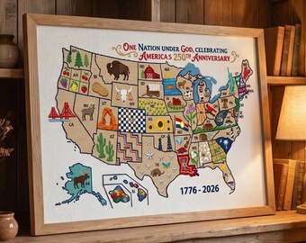 Puede incluir: Un mapa enmarcado de los Estados Unidos con ilustraciones para cada estado, con el texto One Nation Under God, Celebrating America's 250th Anniversary y 1776-2026. El mapa muestra varios iconos como árboles, animales y puntos de referencia.