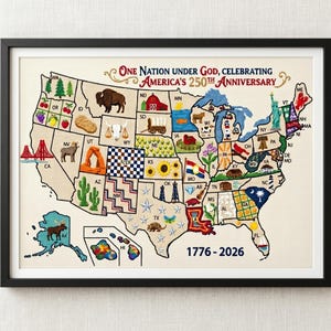 Op de afbeelding: Een ingelijste kruissteekkaart van de Verenigde Staten met de tekst One Nation Under God, Celebrating America's 250th Anniversary 1776-2026. De kaart toont staatsspecifieke iconen zoals een bizon, cactus, zonnebloem en het Vrijheidsbeeld.