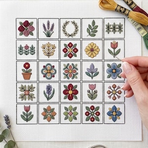 Mini-Kreuzstichmuster als PDF herunterladen | Stickmuster mit floralen Topf-Hängepflanzen im Cottagecore-Stil | Kleine Zimmerblumen