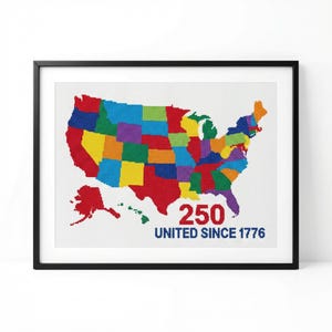 Op de afbeelding: Een ingelijste print met een kleurrijke kaart van de Verenigde Staten, waarbij elke staat door een andere kleur wordt weergegeven. Het nummer "250" is rood, met de tekst "UNITED SINCE 1776" eronder.