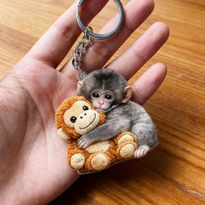 Llavero de peluche "Monito Bebé Abraza" – Un tierno llavero de animal