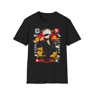 Puede incluir: Camiseta negra con un personaje de anime estilizado con cabello blanco y atuendo negro. El gráfico incluye texto japonés, un sol rojo y diseños de nubes. El personaje está en una pose con los dedos cerca de los ojos.