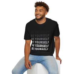Be Yourself-Wiederholung verblassen T-Shirt | Typografie Graphic Tee, positive Nachricht
