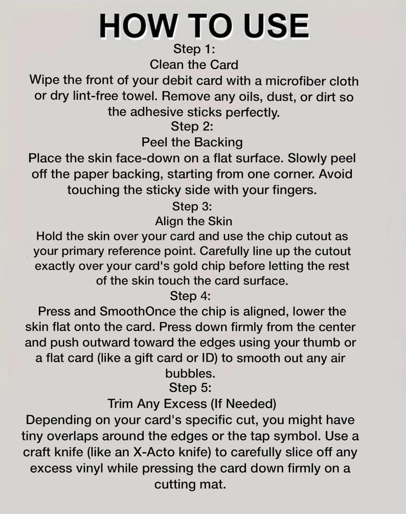 Pu&ograve; includere: Una guida di istruzioni intitolata HOW TO USE con cinque passaggi per applicare una skin per carta di debito. Il testo descrive la pulizia della carta, la rimozione del supporto, l'allineamento con il chip, la rimozione delle bolle e il taglio.