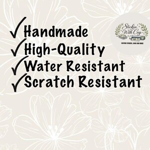 Pu&ograve; includere: Una grafica bianca su sfondo floreale beige chiaro con testo nero che recita Handmade, High-Quality, Water Resistant e Scratch Resistant, ciascuno preceduto da un segno di spunta. Un logo circolare nell'angolo riporta Stickin With Cay.