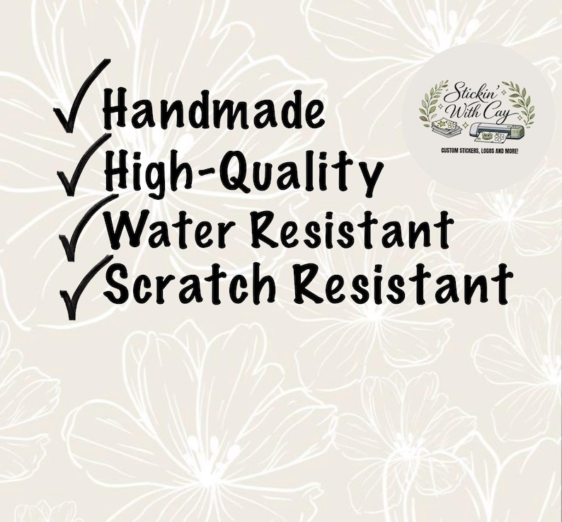Pu&ograve; includere: Una grafica bianca su sfondo floreale beige chiaro con testo nero che recita Handmade, High-Quality, Water Resistant e Scratch Resistant, ciascuno preceduto da un segno di spunta. Un logo circolare nell'angolo riporta Stickin With Cay.