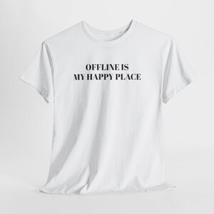 Può includere: T-shirt bianca con la scritta nera "OFFLINE IS MY HAPPY PLACE" centrata sul davanti. La maglietta ha maniche corte e scollo tondo. Il tessuto sembra essere cotone o un materiale simile.