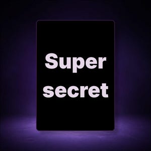 Op de afbeelding: Een rechthoekig zwart bord met afgeronde hoeken voorzien van de tekst Super secret in vetgedrukte witte schreefloze letters in het midden van het oppervlak. Het bord wordt verlicht door een zachte paarse gloed achter de randen.