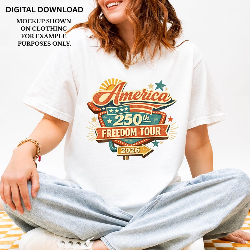 Peut inclure: T-shirt blanc avec un motif graphique color&eacute;. Le motif comprend le mot "America", "250th Freedom Tour 2026", des &eacute;toiles, un soleil et une banni&egrave;re. Le t-shirt est un t&eacute;l&eacute;chargement num&eacute;rique.