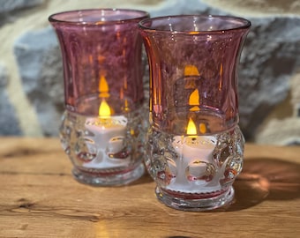 Par de vasos de jugo Tiffin King's Crown color arándano con diseño vintage y portavelas con huella dactilar.