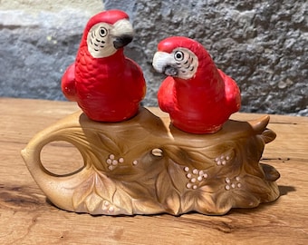 Salero y pimentero de cerámica con forma de pareja de loros posados en una rama, de estilo vintage.