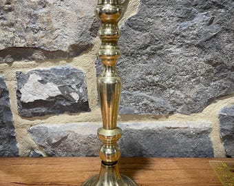 Candelabro grande de latón antiguo de 33 cm (13 pulgadas), diseño torneado, fabricado en México.