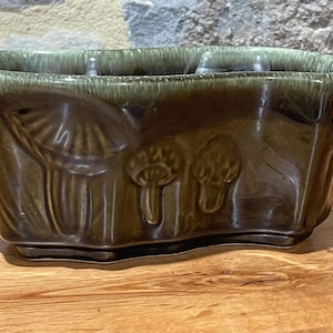 Vintage Hull Pottery Modell B2, Pflanzgefäß mit erhöhtem Pilzdesign, grüne Tropfenglasur.