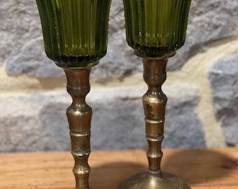Set vintage koperen kandelaars met patina, inclusief groene glazen lamellen