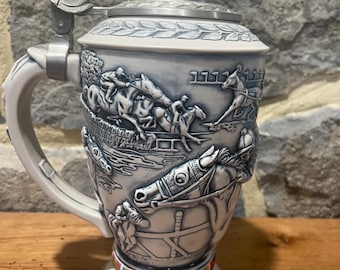 Jarra de cerveza Avon Winner's Circle de 1992: Jarra de cerámica para cerveza con tapa de peltre, diseño de carreras de caballos.
