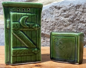 Letrina verde antigua con catálogo (papel higiénico antiguo) Salero y pimentero de cerámica