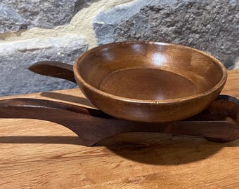 Skottkärra i form av en vintage träskål, nötskål, dekoration