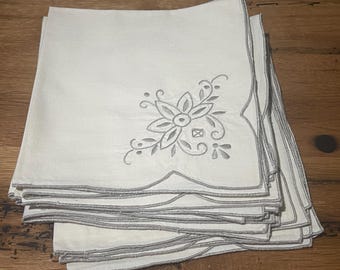 Juego vintage de 10 servilletas, color beige con diseño bordado en gris.