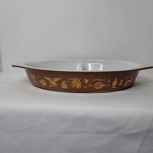 Fuente para hornear Pyrex Early American #27 con divisiones, color marrón dorado con estampado Metallica.
