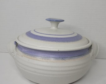 Rara tortiera a ciambella vintage con coperchio, simile alla ceramica Indigo di Barbara Davidson, da 7 pollici.