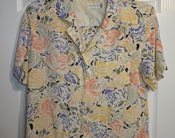 Camicetta vintage da donna Liz Claiborne in seta con stampa floreale pastello, taglia 10P, con bottoni.