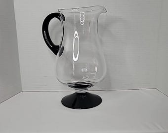 Jarra Karaff vintage MCM de vidrio soplado a mano de 26,7 cm (10,5 pulgadas) con pie, asa y base negras.