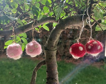 Orecchini a forma di fungo realizzati a mano con la tecnica del feltro ad ago.