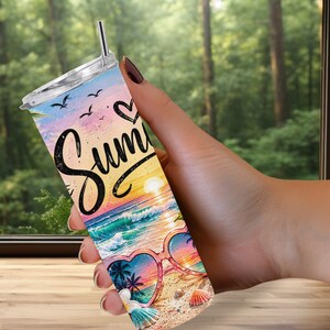 以下が含まれることがあります： 透明な蓋とストローが付いた背の高い円筒形のタンブラーで、カラフルなビーチシーンがプリントされています。デザインには黒い筆記体でSummerという文字、ハートのアイコン、海に沈む夕日、ヤシの木、ハート型のサングラスが描かれています。