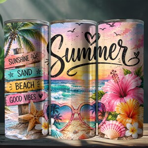 以下が含まれることがあります： Sunshine、Sand、Beach、Good Vibesと書かれた木製の看板があるビーチの風景が描かれた円筒形のタンブラー。ヒトデ、ハイビスカスの花、貝殻、ハート型のサングラス、そして筆記体でSummerという文字がデザインされています。
