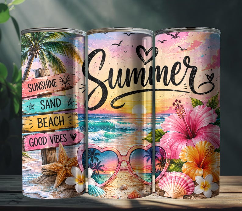 以下が含まれることがあります： Sunshine、Sand、Beach、Good Vibesと書かれた木製の看板があるビーチの風景が描かれた円筒形のタンブラー。ヒトデ、ハイビスカスの花、貝殻、ハート型のサングラス、そして筆記体でSummerという文字がデザインされています。