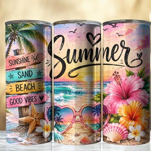 以下が含まれることがあります： ビーチをテーマにした3つの円筒形タンブラー。デザインには「Sunshine」「Sand」「Beach」「Good Vibes」と書かれた木製の看板、夕暮れの海、ハート型のサングラス、ハイビスカスの花、貝殻が描かれています。