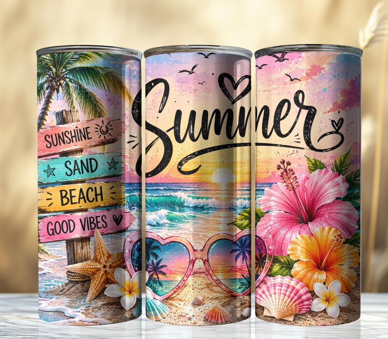 以下が含まれることがあります： ビーチをテーマにした3つの円筒形タンブラー。デザインには「Sunshine」「Sand」「Beach」「Good Vibes」と書かれた木製の看板、夕暮れの海、ハート型のサングラス、ハイビスカスの花、貝殻が描かれています。