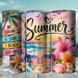 以下が含まれることがあります： Sunshine、Sand、Beach、Good Vibesと書かれた木製の看板があるビーチの風景が描かれた円筒形のタンブラー。ヒトデ、ハート型のサングラス、ピンクと黄色のハイビスカスの花、そしてSummerという文字がデザインされています。