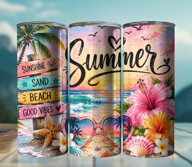 以下が含まれることがあります： Sunshine、Sand、Beach、Good Vibesと書かれた木製の看板があるビーチの風景が描かれた円筒形のタンブラー。ヒトデ、ハート型のサングラス、ピンクと黄色のハイビスカスの花、そしてSummerという文字がデザインされています。