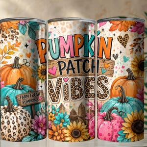 Peut inclure: Un gobelet cylindrique arborant un motif automnal coloré avec des citrouilles orange, bleu sarcelle et à imprimé léopard, des tournesols et des feuilles d'automne. Le texte PUMPKIN PATCH VIBES est inscrit, avec un panneau FARM FRESH PUMPKINS.
