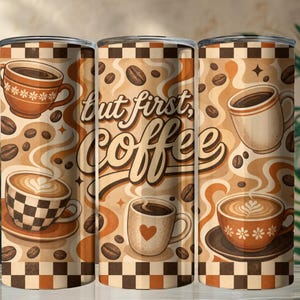 Puede incluir: Un vaso cilíndrico con una paleta de colores beige y marrón y un borde a cuadros. El diseño muestra granos de café, vapor arremolinado y varias tazas de café, incluida una con un corazón. El texto dice but first, Coffee.