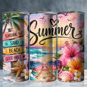 以下が含まれることがあります： Sunshine、Sand、Beach、Good Vibesと書かれた木製の看板とビーチの風景が描かれた円筒形のタンブラー。デザインには、ヒトデ、ハート型のサングラス、ハイビスカスの花、貝殻、そして筆記体で書かれたSummerという文字が含まれています。