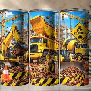 Op de afbeelding: Een cilindervormige beker met een bouwplaatsafbeelding met gele graafmachines, kiepwagens en betonmixers. Het ontwerp bevat hopen aarde, oranje verkeerskegels en een geel ruitvormig bord met de tekst DIG PLAY CELEBRATE.