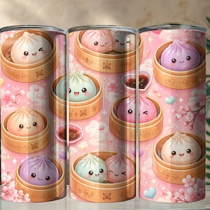 Könnte beinhalten: Ein zylindrischer Becher mit einem wiederkehrenden Muster aus niedlichen, lächelnden Bao-Buns in Bambusdämpfern auf zartrosa Hintergrund. Das Design zeigt kleine Kirschblüten, weiße Wolken, Herzen und kleine Schälchen mit Dip-Sauce.