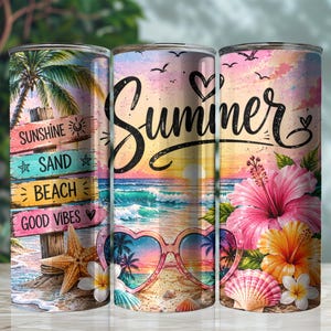 以下が含まれることがあります： Sunshine, Sand, Beach, Good Vibesと書かれた木製の看板がある、鮮やかなビーチシーンが描かれた円筒形のタンブラー。夕日、ヤシの木、ハート型のサングラス、ハイビスカスの花、貝殻がデザインされています。