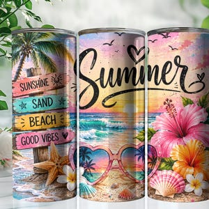 以下が含まれることがあります： Sunshine, Sand, Beach, Good Vibesと書かれた木製の看板、ヒトデ、ハート型のサングラス、トロピカルなハイビスカスの花、貝殻、そしてSummerという文字が描かれた、鮮やかなビーチシーンの円筒形タンブラー。