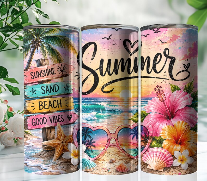 以下が含まれることがあります： Sunshine, Sand, Beach, Good Vibesと書かれた木製の看板、ヒトデ、ハート型のサングラス、トロピカルなハイビスカスの花、貝殻、そしてSummerという文字が描かれた、鮮やかなビーチシーンの円筒形タンブラー。