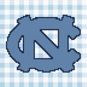 Könnte beinhalten: Eine Grafik im Pixel-Art-Stil mit den Buchstaben NC in einer fetten, blockartigen Schriftart. Die Buchstaben sind in einem einfarbigen Mittelblau gehalten und haben eine dunkelmarineblaue Umrandung. Der Hintergrund besteht aus einem hellblau-weißen Vichy-Karomuster.