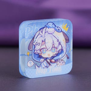 Puede incluir: Una funda cuadrada azul claro con un personaje de dibujos animados de pelo blanco y ojos azules, con un gorro con orejas de perro. La funda tiene las palabras "Nap Time" y otro texto. El fondo es un degradado azul y morado.
