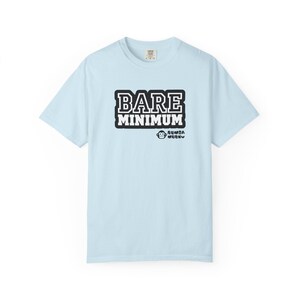 Bare Minimum T-shirt, sarkastisk kontorshumor-t-shirt, kollega-present