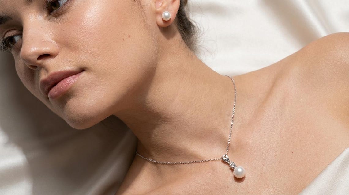 Pearl Earrings Guide: Studs, Halo, Cluster and Asymmetric Styles in Gold