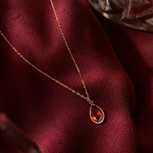 Birthstone Jewelry in Gold: A Month-by-Month Gift Guide
