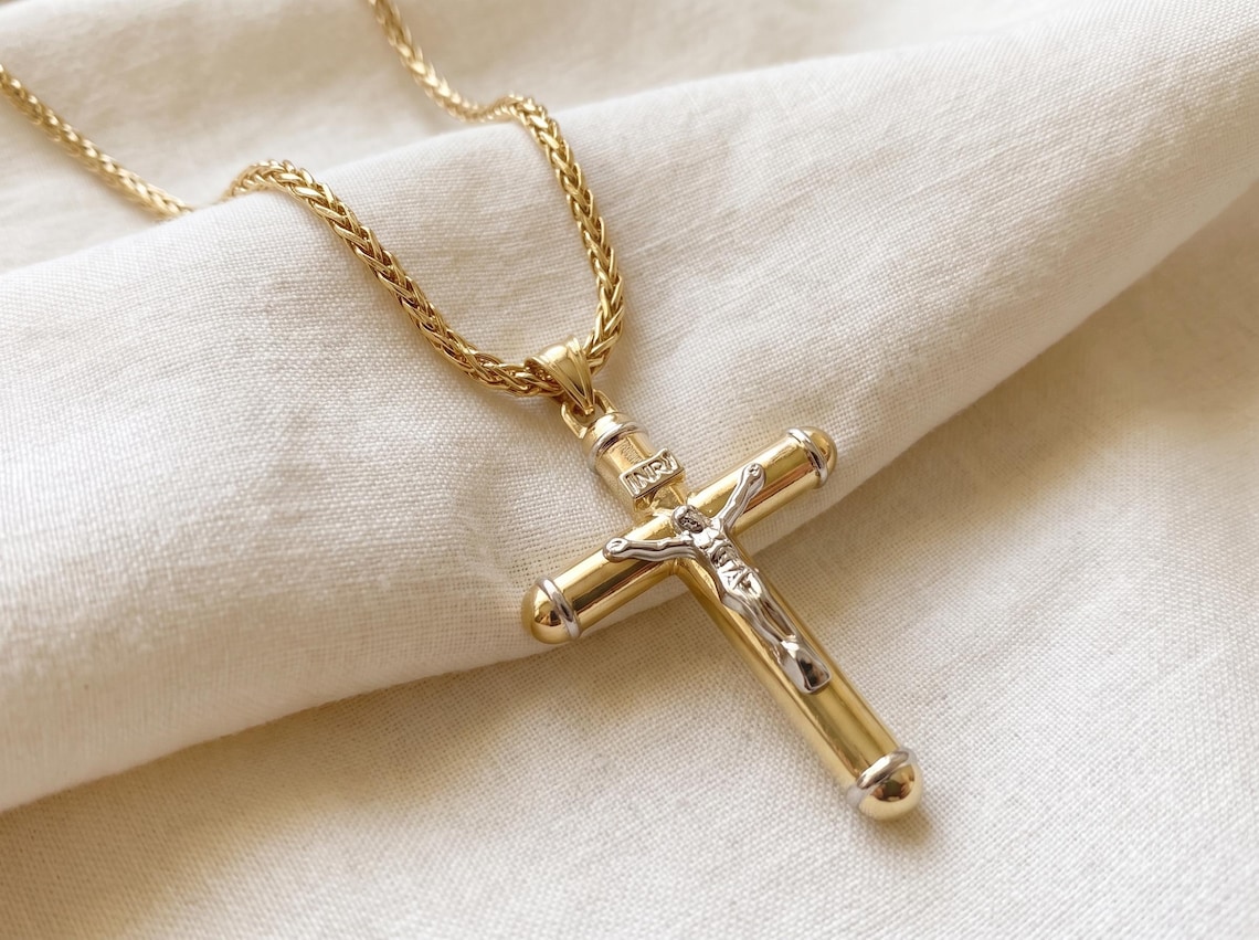 Gold Cross Necklace Guide: Cross vs Crucifix, Sizes, Chains and Gifts