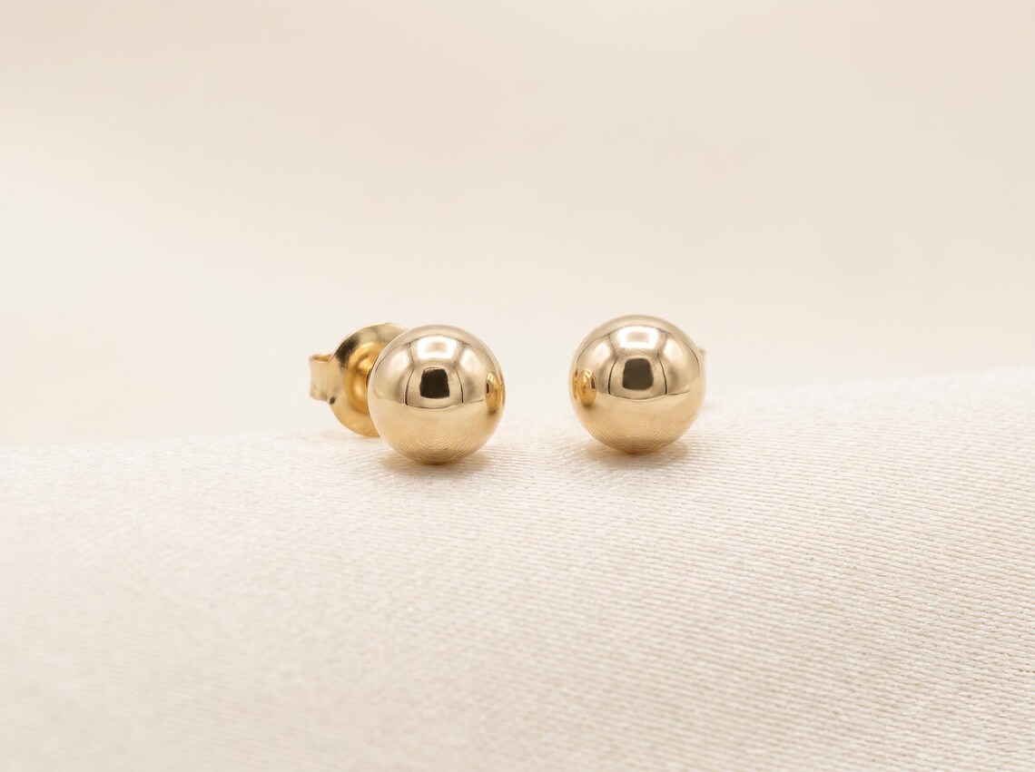 Gold Stud and Huggie Earrings Guide for Everyday and Extra Piercings