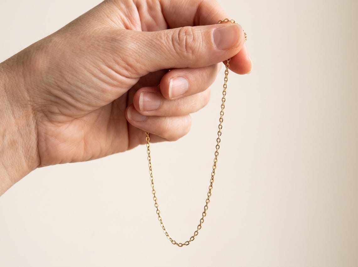 How to Layer Necklaces: Lengths, Chain Weights and Tangle-Free Tips
